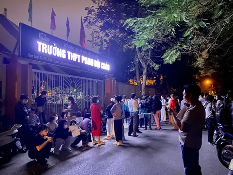 Hàng trăm phụ huynh xếp hàng giành suất vào lớp 10 cho con