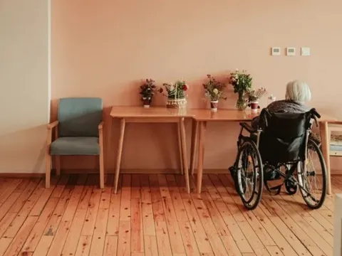 Tiết kiệm tiền để nghỉ hưu an nhàn, hành động của người giúp việc khiến tôi nhận ra: Càng giàu có càng khó sống