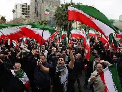 App cầu nguyện bị hack, phát thông điệp đầu hàng tới người Iran