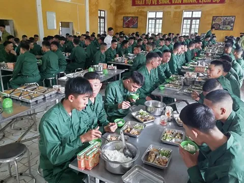 Bữa cơm đầu tiên của 205 tân binh sau khi nhập ngũ