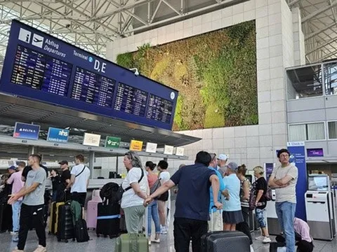 Giá vé máy bay đi châu Âu khan và lên cả trăm triệu, nhiều người “đứng ngồi không yên"