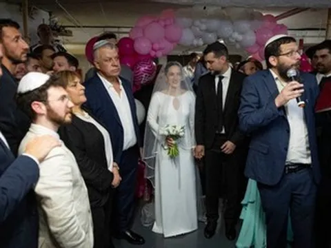 Đám cưới đặc biệt trong hầm trú bom của cặp đôi Israel