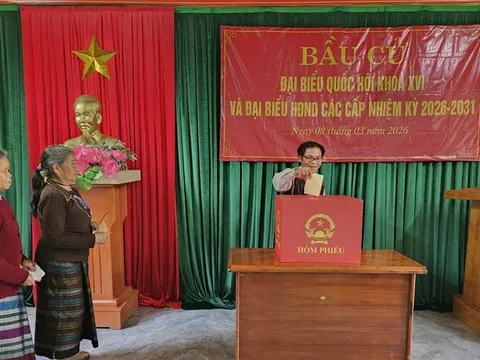 Người dân xã miền núi Quảng Trị băng rừng vượt thác đi bầu cử sớm