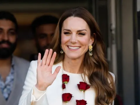 Công nương Kate Middleton rạng rỡ với phong cách thanh lịch trong chuyến thăm Leicester