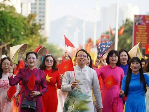 Hơn 3.000 phụ nữ Khánh Hòa diễu hành áo dài trên đường biển Nha Trang