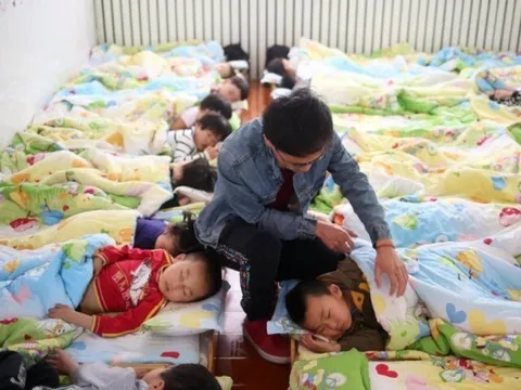 Con gái khóc không muốn đi học, mẹ âm thầm đến trường phát hiện sự thật kinh ngạc về giấc ngủ trưa của trẻ