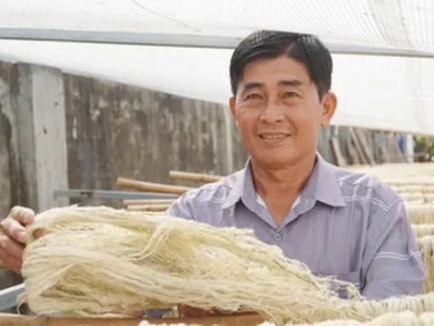 Người đàn ông Cần Thơ biến lá bỏ đi thành sợi, nông dân có thêm tiền triệu