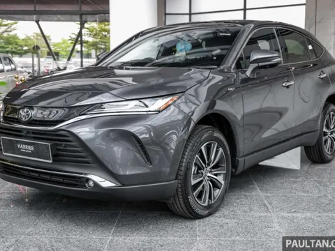 Ảnh thực tế Toyota Venza giá quy đổi gần 2 tỷ đồng vừa ra mắt ĐNÁ: Tiện nghi xịn, có ADAS nhưng màn hình dễ gây tranh cãi