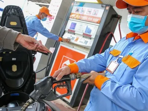 Giá dầu thế giới giảm, vì sao xăng dầu trong nước chưa thể "hạ nhiệt"?