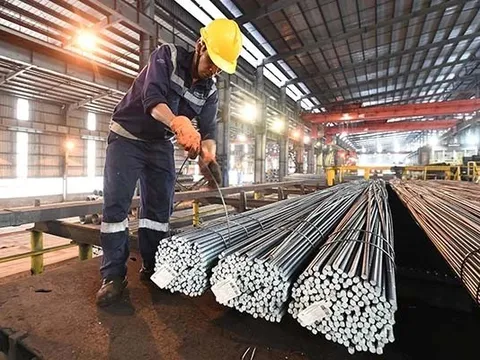 Doanh nghiệp 'đứng ngồi không yên' vì giá thép 'nhảy múa' theo xăng dầu