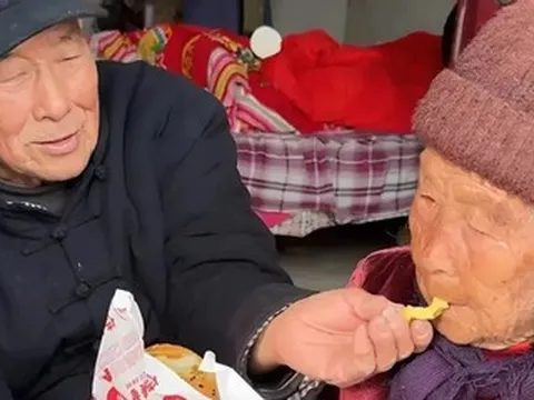 Cụ ông 92 tuổi mang hamburger sang thăm chị gái 94 tuổi, cuộc gặp gây xúc động