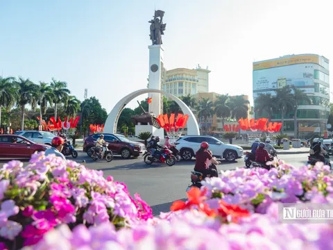 Phố phường, công sở Đắk Lắk rực sắc đỏ chào ngày hội non sông