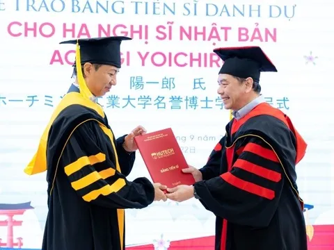 Từ 15/3, không dùng 'tiến sĩ danh dự', 'giáo sư danh dự' thay học hàm