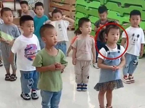 Cô giáo gửi ảnh một tiết học ở lớp, mẹ nhìn kĩ xung quanh liền cảm thấy lo lắng cho đứa trẻ