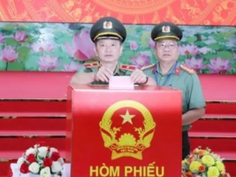 Các cán bộ, chiến sĩ trên cả nước đi bầu cử sớm