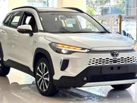 Hết cảnh khan hàng, Toyota Corolla Cross lấy lại ngôi vương xe Hybrid: Suzuki XL7 ‘hụt hơi’ sau 1 tháng thăng hoa