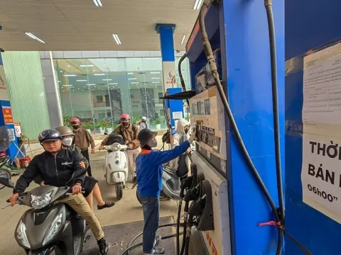 Một trường học ở TP.HCM hỗ trợ phụ cấp xăng xe cho giảng viên