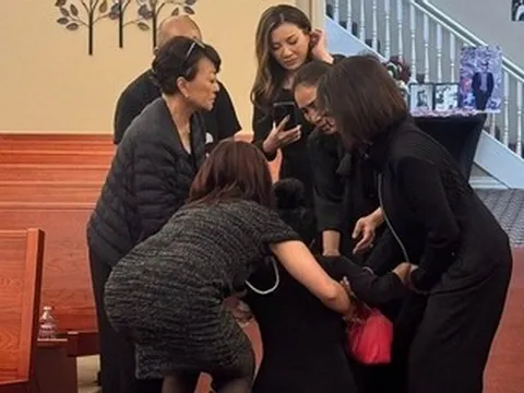 Mẹ ca sĩ Kasim Hoàng Vũ đứng không vững, tiễn con trong đau đớn