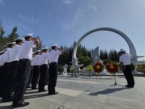 Hàng ngàn người dâng hương, hoa lên anh linh chiến sĩ Gạc Ma