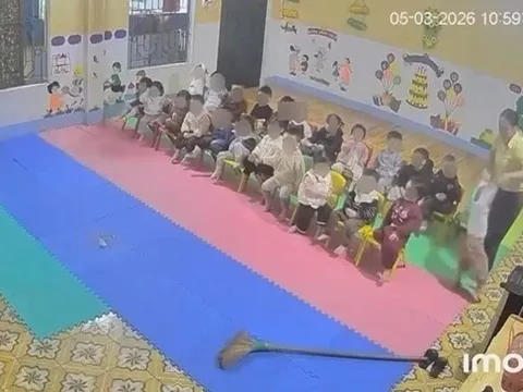 Giáo viên mầm non bị cho nghỉ việc vì bế xốc, lắc mạnh trẻ