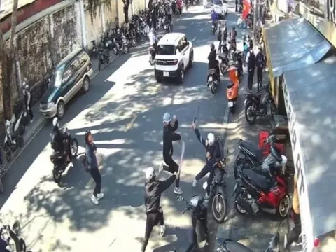 Bắt nhóm học sinh mang hung khí truy sát bạn trước cổng trường Đà Lạt