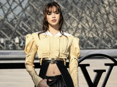 Lisa diện trang phục táo bạo gây chú ý tại tuần lễ thời trang Paris 2026