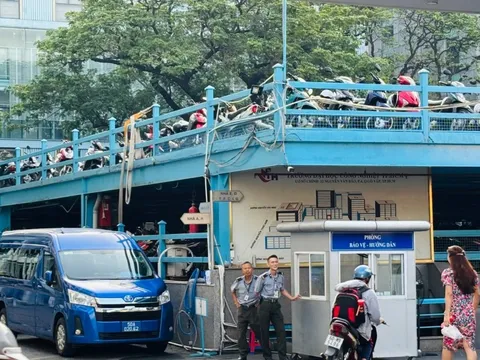 Sinh viên ở TP.HCM nháo nhác vì bãi xe đóng cửa, về học online