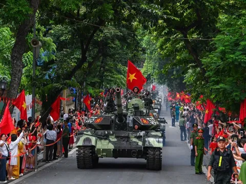 Đoàn xe tăng, khí tài đi giữa 'rừng' cờ đỏ sao vàng