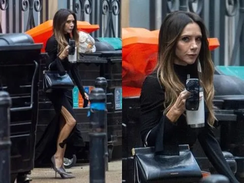 Victoria Beckham lộ chân gân guốc, nhăn nheo khi diện váy xẻ cao