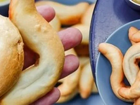 Khách xếp hàng như mua vàng, loại bánh mì "oằn tà là vằn" ở Hải Phòng có gì mà hot đến vậy?