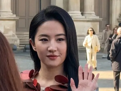 Lưu Diệc Phi "gây bão" tại tuần lễ thời trang Paris 2026 với váy đỏ Louis Vuitton