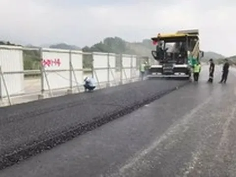 Sắp thảm nhựa tạo nhám, chống trơn trượt cao tốc Nội Bài - Lào Cai