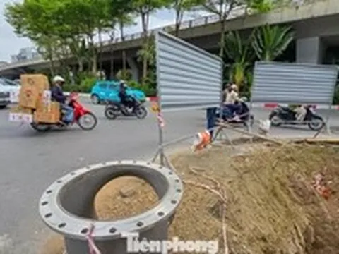 Đào đường, dựng rào chắn thi công cống ngầm khẩn cấp lưu vực Tô Lịch - Tả Nhuệ