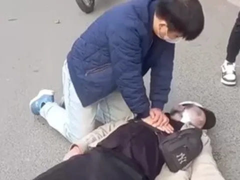 Bác sĩ ép tim cứu sống thanh niên ngừng tuần hoàn trên phố