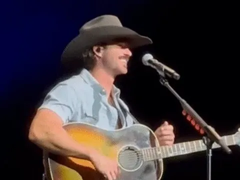 Nam ca sĩ chảy máu, khâu 5 mũi vì bị khán giả ném điện thoại rách tai