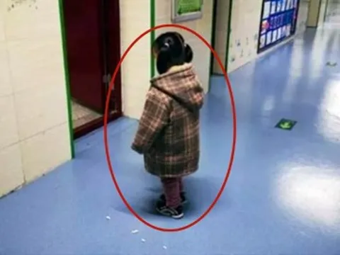 Bé gái 4 tuổi cứ thập thò trước cửa lớp học, mãi không đi vào, hiệu trưởng đau lòng khi biết sự thật