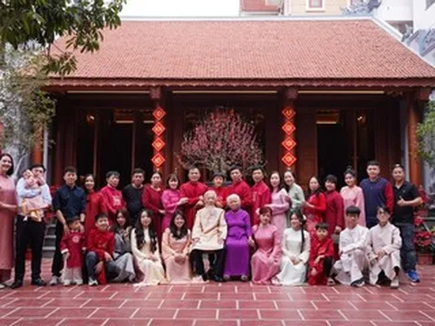 4 anh em trai ở Hưng Yên xây nhà chung khuôn viên, quây quần bên bố mẹ già