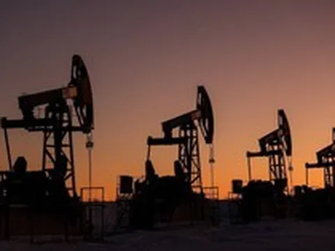 Giá dầu bật tăng mạnh sau khi Iran tấn công các cơ sở năng lượng vùng Vịnh