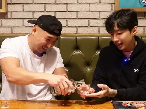 Vì sao người Hàn Quốc kiêng rót rượu cho chính mình?