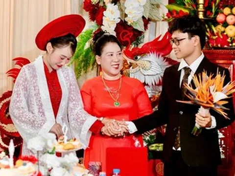 Cô dâu TPHCM làm đám cưới giống mẹ 25 năm trước, nhận quà chú rể tích cóp 4 năm