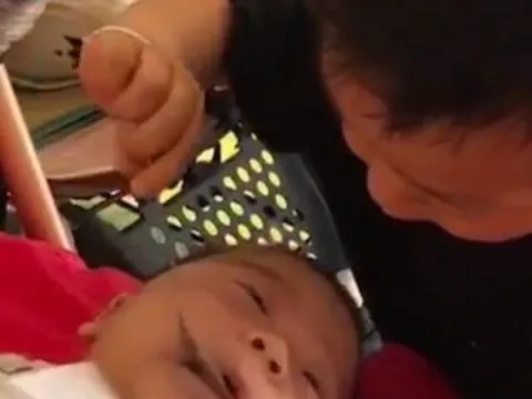 Ra ngoài mua đồ để 2 con ở nhà, người mẹ xem camera tá hoả chạy về khi thấy thứ nước đứa trẻ đưa vào miệng em