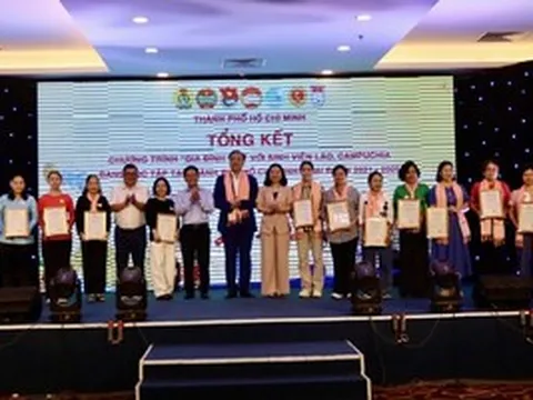 Gắn kết nghĩa tình từ chương trình "Gia đình Việt với sinh viên Lào, Campuchia"