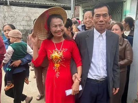 Cha U70 ở Thanh Hóa tái hôn sau 6 năm cô quạnh, con gái nghẹn ngào chúc phúc