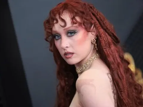 Nữ ca sĩ hở bạo bất ngờ bị cấm diễn