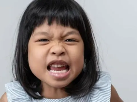 Trẻ EQ thấp có 2 biểu hiện này khi ăn và khi tức giận