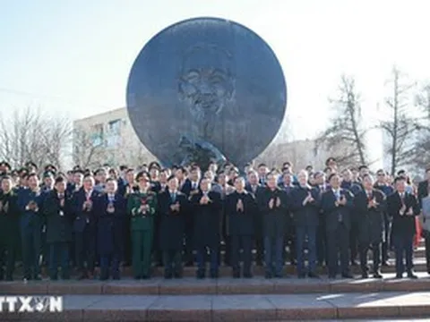 Thủ tướng Phạm Minh Chính đặt hoa tại Tượng đài Chủ tịch Hồ Chí Minh ở Moscow