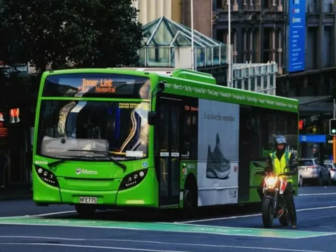 Thiếu niên 15 tuổi trộm xe buýt, lái hơn 130 km đưa bạn gái đến trường