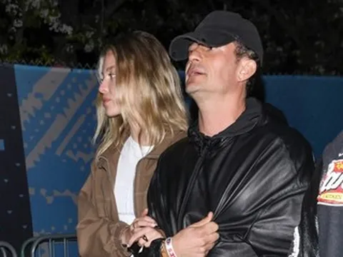 Tài tử Orlando Bloom hẹn hò bạn gái kém 21 tuổi