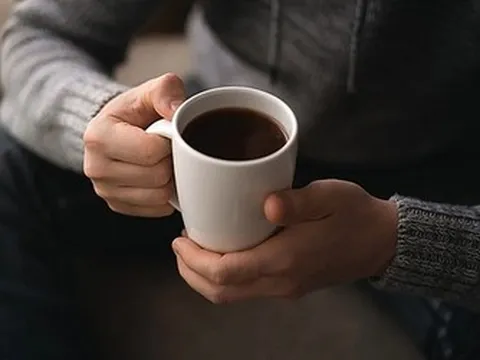 Người đàn ông 53 tuổi nguy kịch vì uống 10 ly nước mỗi ngày, bác sĩ chỉ mặt “sát thủ thầm lặng”