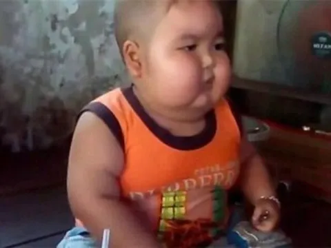 Đầu năm gửi con về quê cho bà nội chăm để đi làm, giờ về người mẹ choáng váng trước diện mạo đứa trẻ